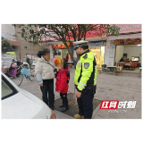 大通湖区：交警化身“暖心奶爸”帮萌娃找妈妈