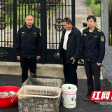 南县青树嘴镇：查没非法捕捞渔获物赠予敬老院