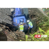 桃江：三轮车弯道坠翻落屋顶 当地警群合力营救伤者