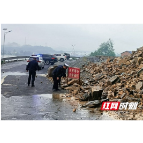 桃江交警冒雨巡线排查险患