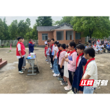 南县明山头镇：爱心赠书进校园 书润童心助成长