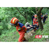 安化一老人不慎摔伤被困山里 消防员“开路”进山救援