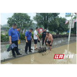 安化：普降暴雨致使路面积水 县城管执法局紧急排涝疏通