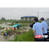 南县青树嘴镇：劝离河边垂钓人员 筑牢汛期安全防线