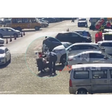 益阳：摩托车送菜撞小车 驾驶员捡起排骨后逃逸