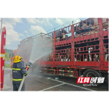 40头奶牛被湖南热情放倒 益阳消防送上“及时雨”