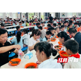 南县：入校细查开学事 食堂陪餐护成长