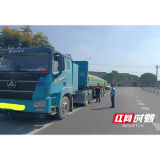 货物撒落路面存隐患 桃江交通督促现场整改