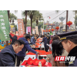 赫山区文化馆举办“福蛇迎春 翰墨飘香”写春联送福字活动
