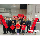 益阳市市场监管工会开展春联送福活动
