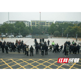 大通湖公安举办迎新春趣味拔河比赛