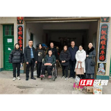 桃江县马迹塘镇联络组政协委员看望慰问困难群众