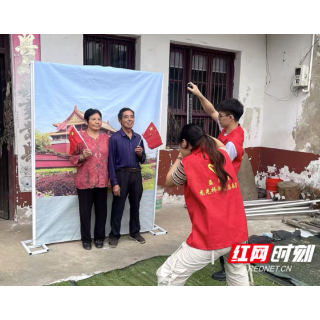 赫山龙光桥街道开展公益摄影为低保老人定格幸福