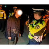 再犯酒驾遇交警，男子纵身跳泥沟“藏”身，结果深陷动弹不得！