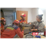 女子不慎手卡绞肉机 消防员破拆救援