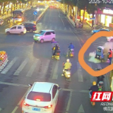 三分钟火速救援!桃江执法员成功扑灭路口电动车自燃