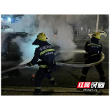 沅江:行驶中面包车突发起火 消防紧急处置化险情