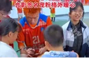赛后秒变追星现场，益阳球员被小球迷“围堵”合影签名，宠粉格外暖心！