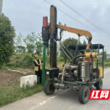 双向发力!大通湖S218公路安防升级,临水防护+标线标牌双提升