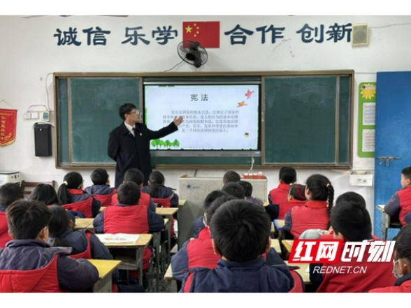 赫山区金银山街道：宪法阳光照校园 法治种子润童心