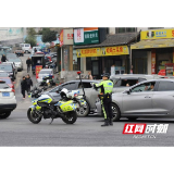 交警护航“元宵非遗秀” 守护桃江喜乐平安