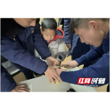 上演“饭盒惊魂” 益阳男孩手卡饭盒紧急求助 消防员七分钟妙手解困