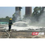 视频｜益阳一货车突发自燃 近千斤小龙虾“惨遭烤熟”