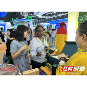 刚到中国就出师！非洲友人砍价拿下心动黑茶，动作利索娴熟 一步到位