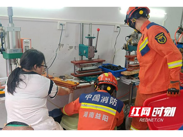 工人手指被卡 益阳消防巧施援手化险为夷