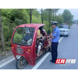 桃江交警紧急除患！警车护送三轮车搭载学生10公里平安返程