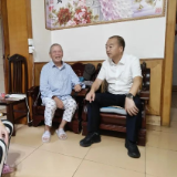 周卫星走访慰问老党员和困难党员