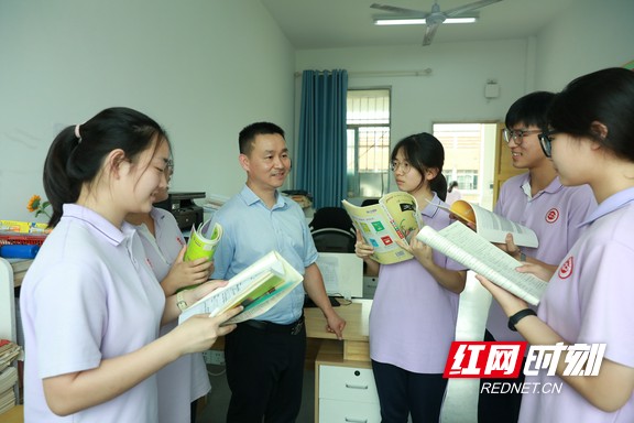 办公室里，学生们向老师请教，为高考全力攻克难题。.marked.jpg