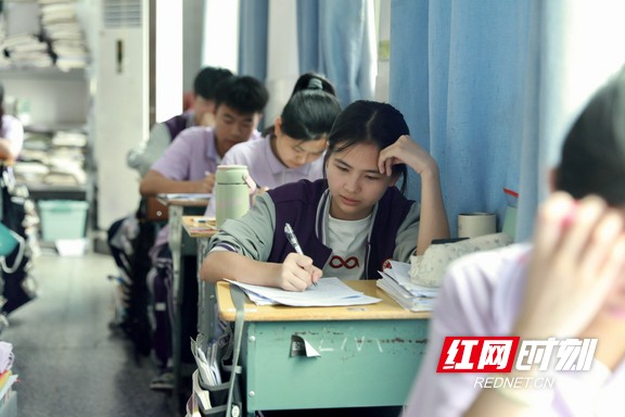 高考前的教室里，同学们在习题中沉淀，为梦想奋力书写答案。.marked.jpg