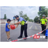 5岁男孩暖心送清凉！大通湖区高考场外上演温馨一幕