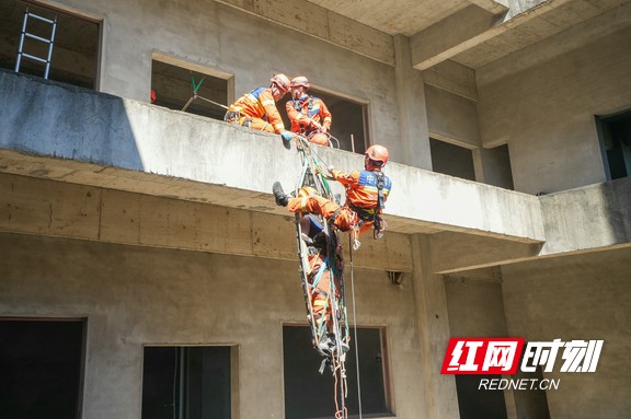 图为模拟高空山岳救援现场.marked.jpg