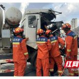 两车相撞两人被困 桃江消防紧急破拆救援