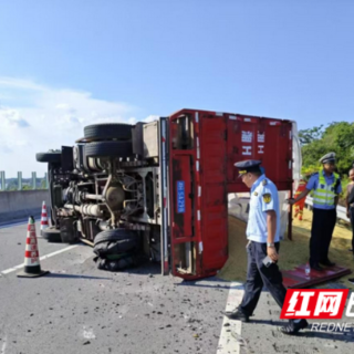货车高速爆胎侧翻 益阳交通执法快速处置保畅通
