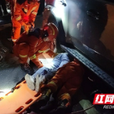 益阳男子骑车被卷入车底 消防20分钟成功救援
