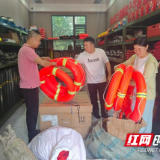赫山区兰溪镇：发放防溺水物资 筑牢夏季安全防线