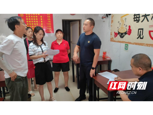 赫山区：餐饮证照上门办！蓝天、食品安全一起守