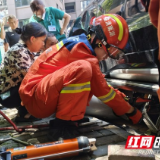 六旬老人被困车底 益阳消防紧急救援