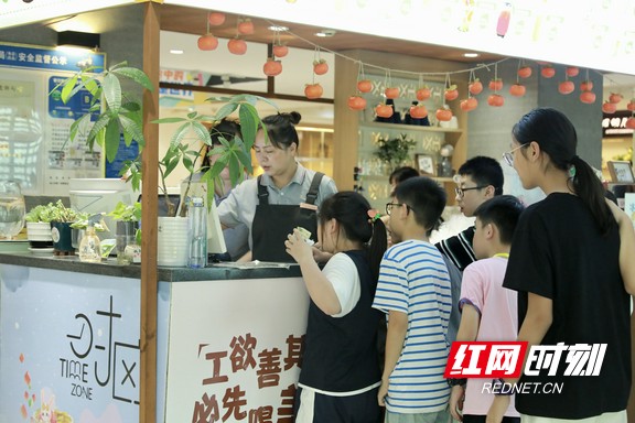 小朋友正在排队购买美食。.marked.jpg