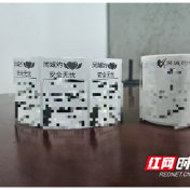 一男子深夜粘贴“涉黄涉诈”贴纸被抓！