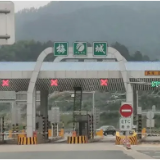 粗心家长服务区“忘仔” 益阳交通执法人员30分钟送回