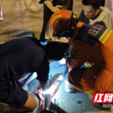 自行车手闸把手刺入女童大腿 益阳消防紧急拆解营救