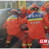 益阳消防4分钟营救车祸被困者