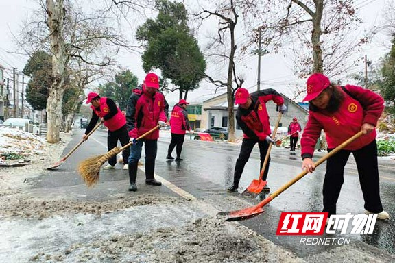 1月19日，益阳市东部新区志愿者协会组织党员志愿者及返乡大学生在31国道鱼形山街道灵宝山路段开展扫雪除冰活动。.marked.jpg