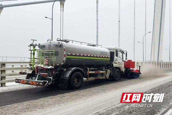 为保障道路通行安全，市大桥服务中心组织人员、车辆，对青龙洲大桥、会龙山大桥、邓石桥互通等城市桥梁全面开展撒盐除雪作业。.marked.jpg