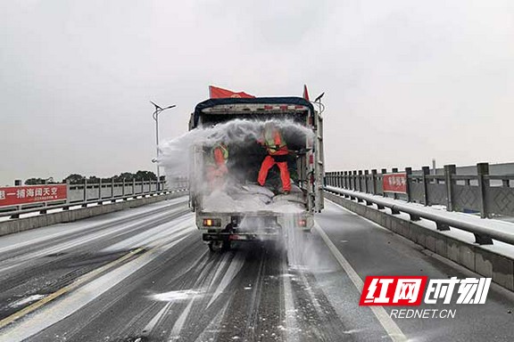 沅江市公路建设养护中心组织人员抛洒融雪剂，防止路桥结冰，保障车辆安全出行。.marked.jpg