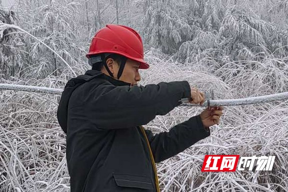 1月20日，国网安化县供电公司员工在安化县芙蓉山110千伏芙洢线观冰哨所，对线路铁塔及导线覆冰情况进行现场巡视与监测。唐程.marked.jpg